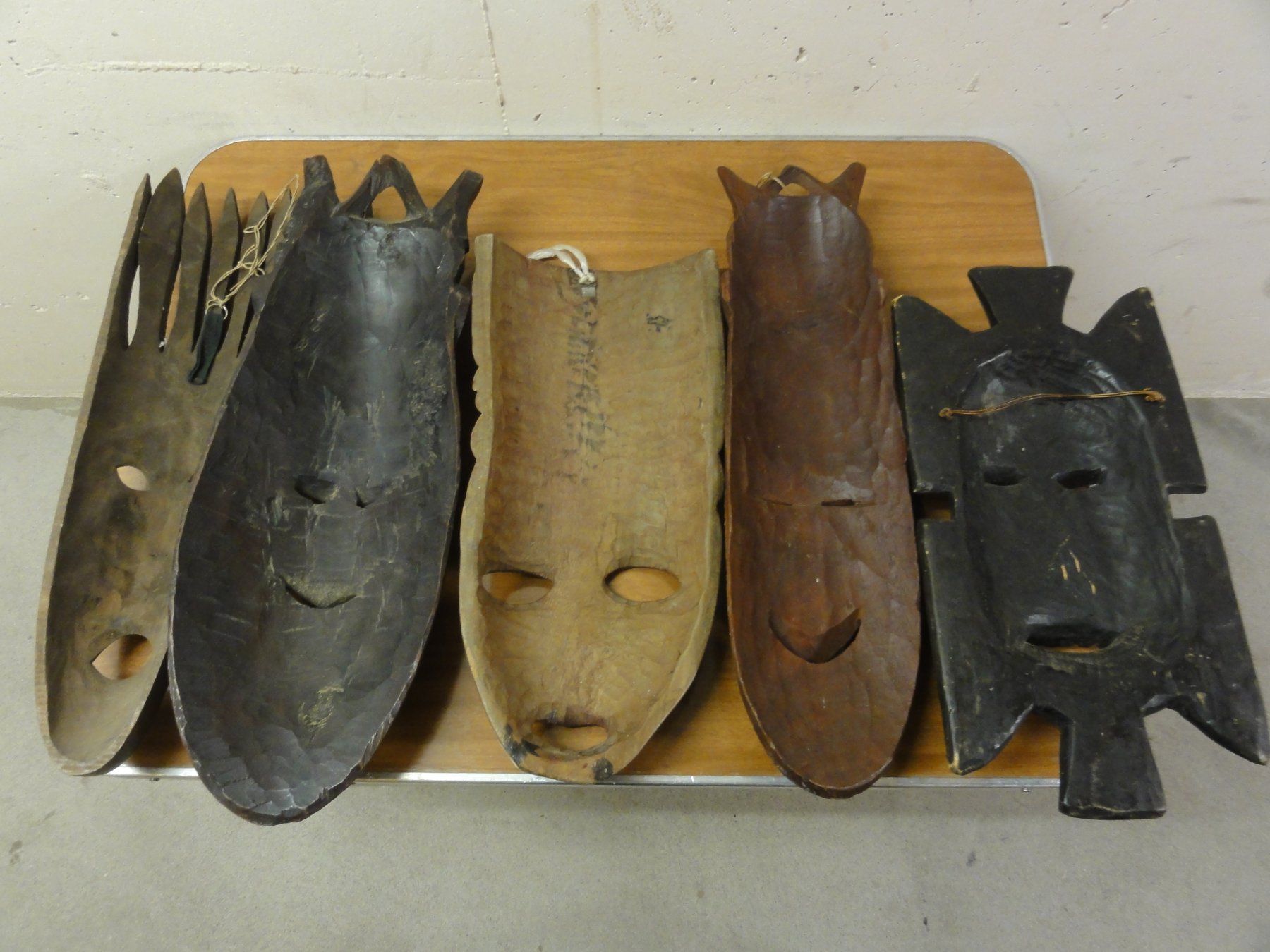 Internationale Kunst: Dekorative Holzmasken Sieben Stück – Gebraucht aus Zürich von Putsch92 3