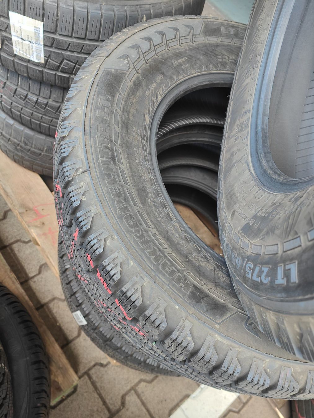 Nokian Pneumatici & Ruote complete: Winterreifen  275/65 R18 – Usato da Oberengstringen venduto da Reifen-Lagerverkauf 1