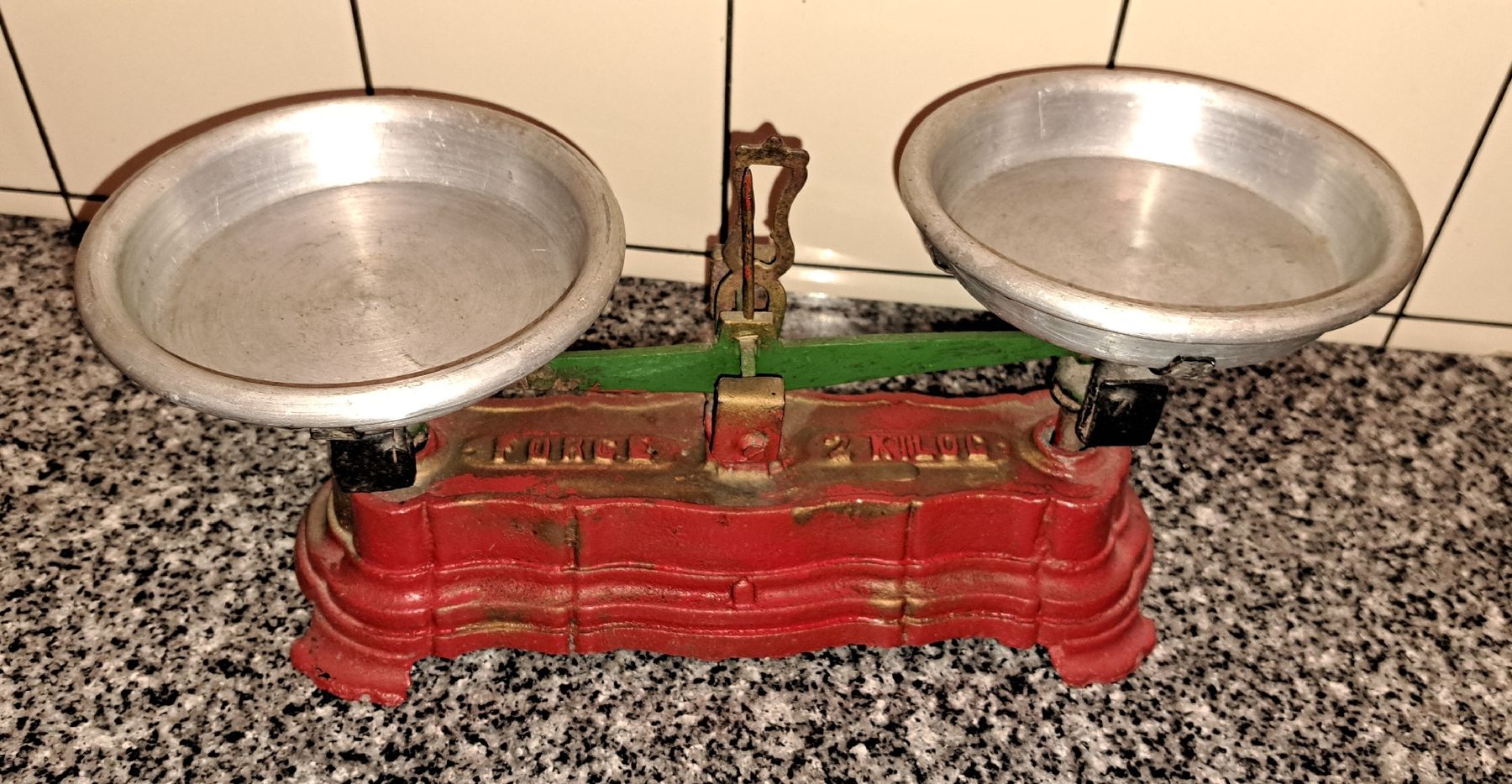 Bilance e pesi: Antike Küchenwaage, rot - VINTAGE – Usato da Langenthal venduto da TheCall