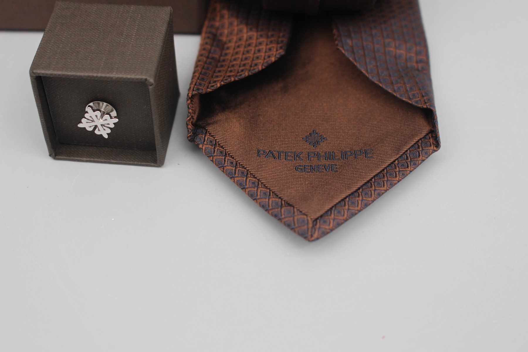 Patek Philippe Cravatte: Original Patek Philippe Krawatte und Anstecker Silber – Usato da Bruettisellen venduto da Collector_Store 3