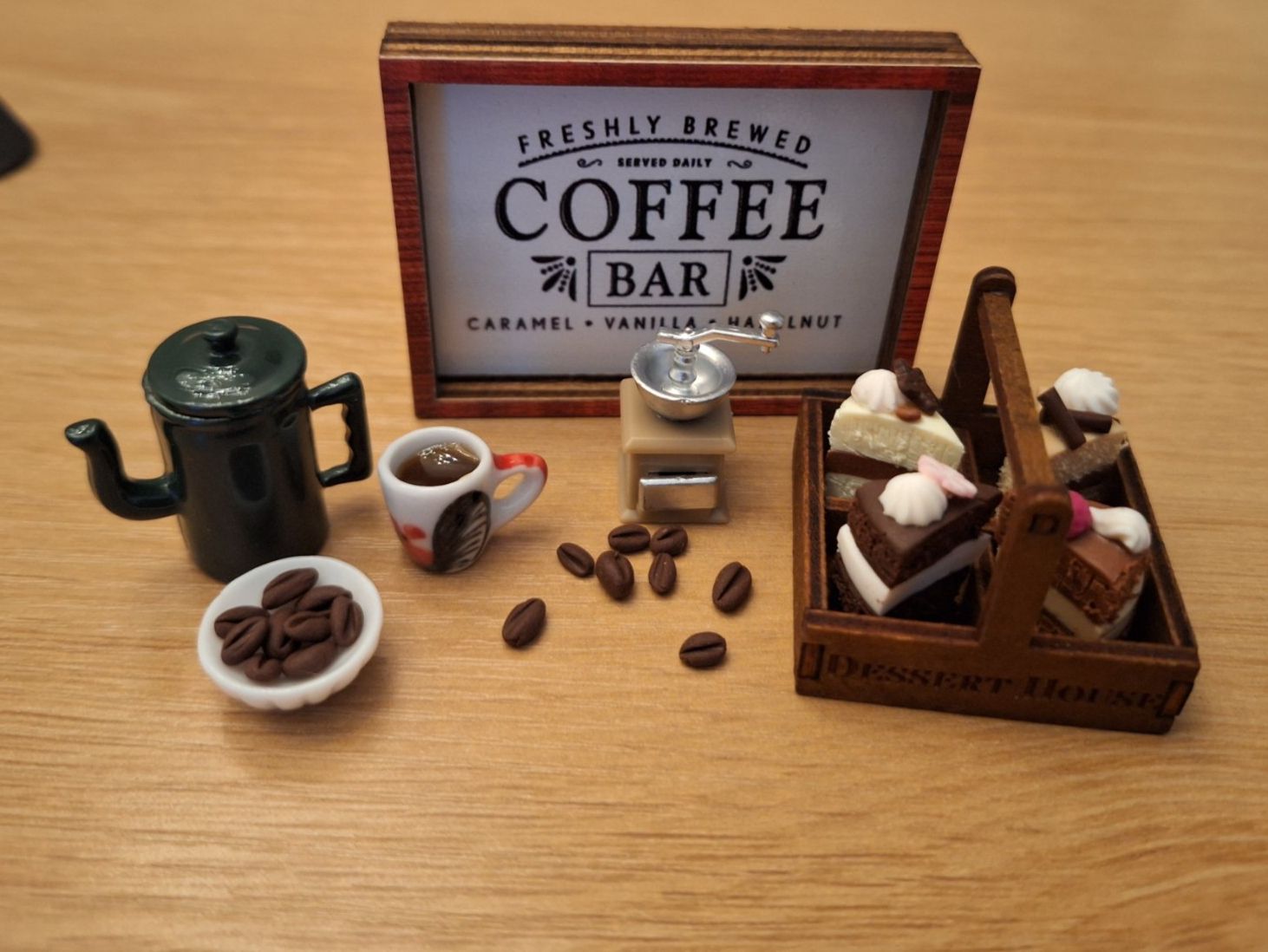 Case e mobili per bambole: Handmade Kaffee Set mit Tortenstücke – Nuovo (secondo la descrizione) da Zürich venduto da HandmadeTinyFood 2