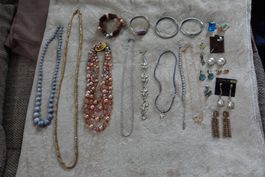 1 schönes 28 teiliges Modeschmuck Set