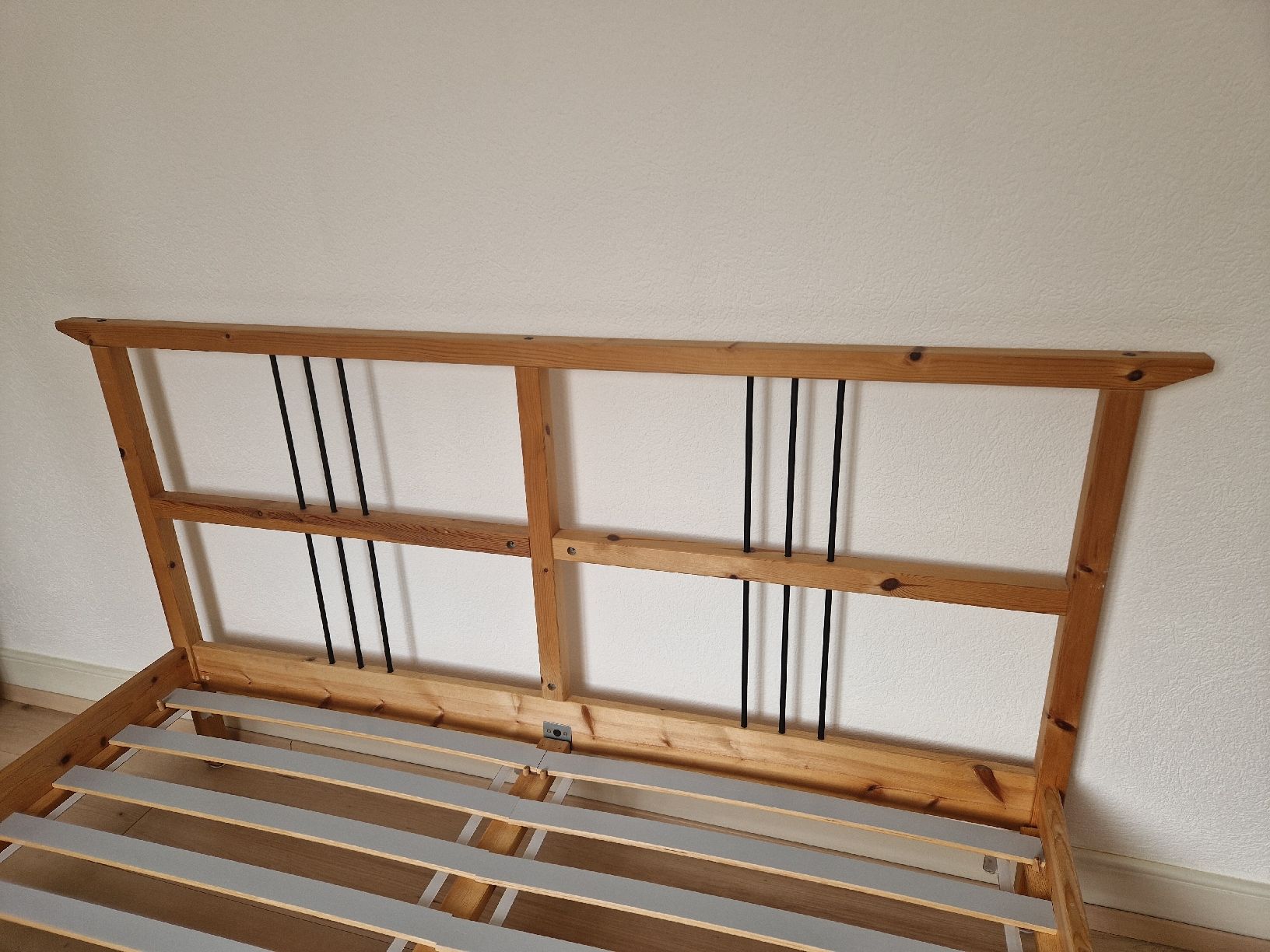 Holzartikel: Ikea Pine Bed Frame with Slats - King Size – Gebraucht aus Adliswil von Nazia1981 2