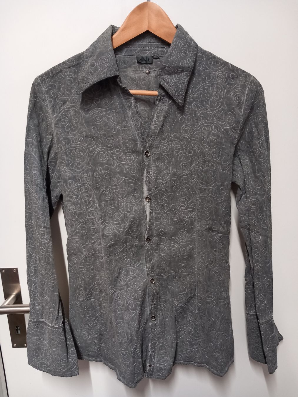 Nile Chemisiers: NILE Bluse Gr.M, Baumwolle, Muster gestickt, grau – D'occasion à Gwatt (Thun) par umwelt-brocki 2