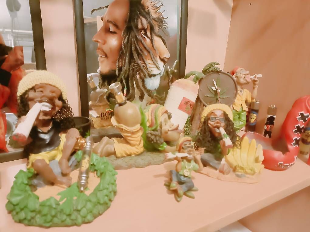 Dischi in vinile: Bob Marley  Tableaux + Figurines + cendriers.. – Usato da La Roche FR venduto da zan_29yx 3