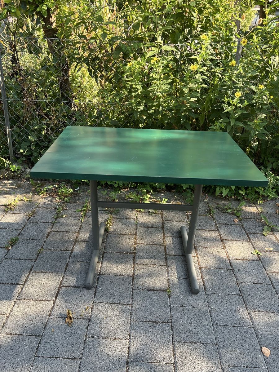 Tables: Metall Gartentisch, klappbar, Schaffner – D'occasion à Aarburg par Annemarie16