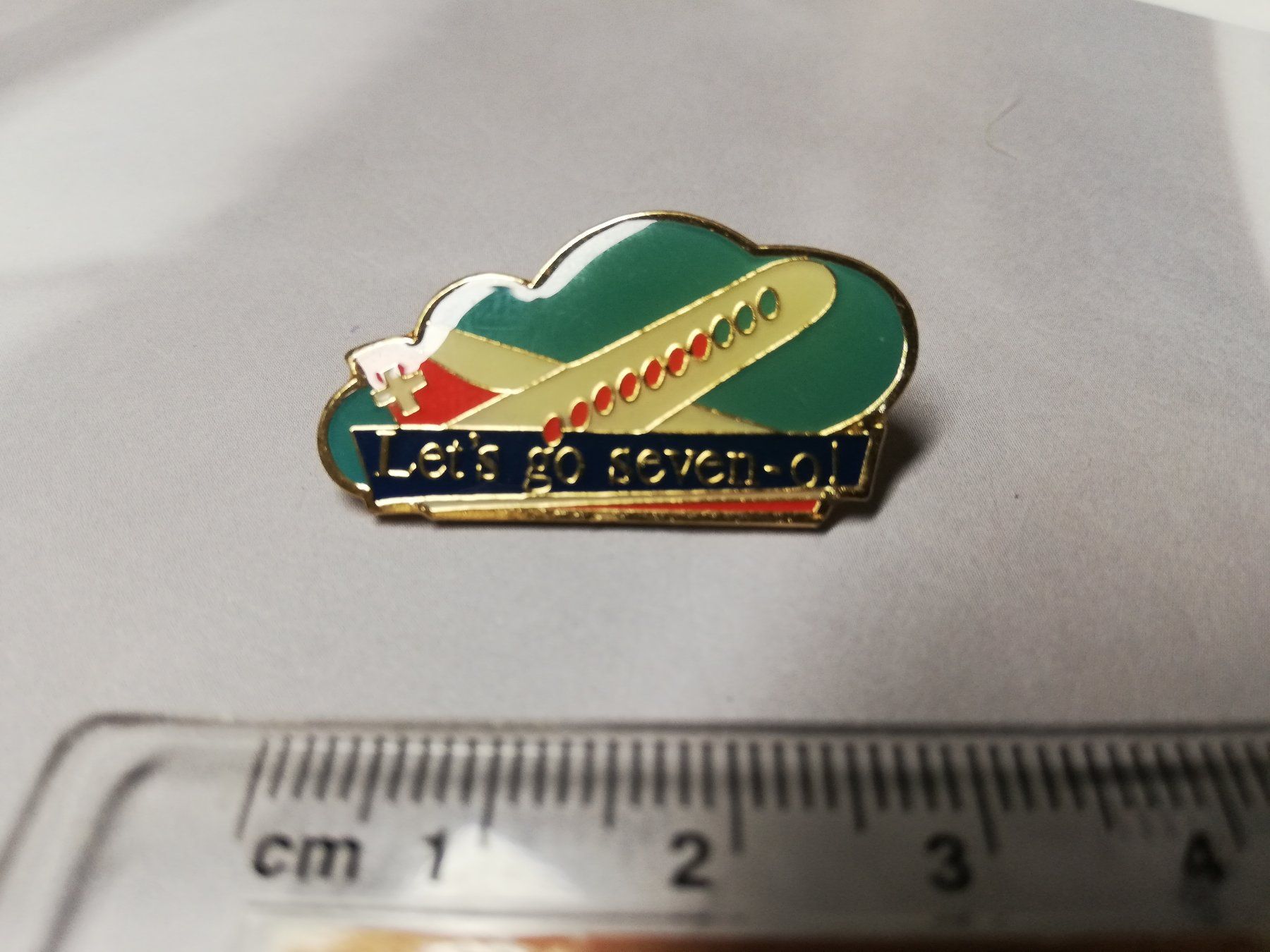 Swissair Placchette & Badge: Swissair - Pin "Lets go seven-0" mit startendem Flugzeug – Nuovo (secondo la descrizione) da Oberembrach venduto da broussey14