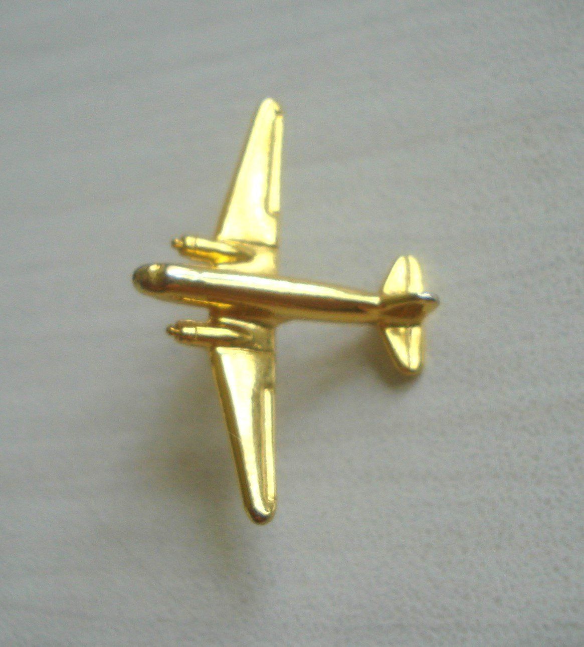 Swiss Plaketten & Abzeichen: Douglas DC 3 Pin Anstecker vergoldet – Gebraucht aus Urdorf von Tinplate01