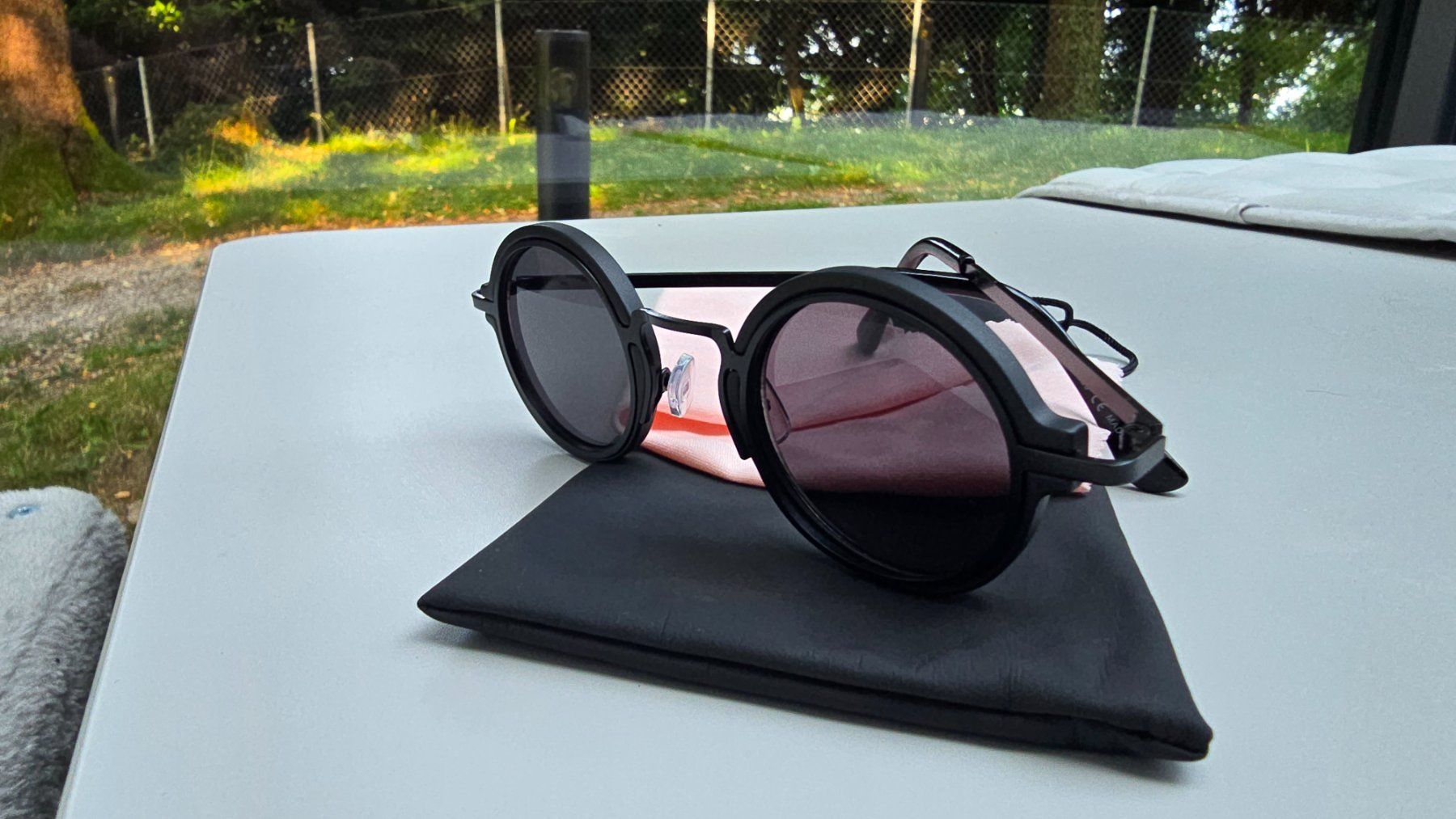 Occhiali & Lenti: Vendo occhiali da sole con lenti Nere – Nuovo e nell'imballaggio originale da Lugano venduto da Autonovem
