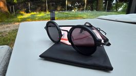 Vendo occhiali da sole con lenti Nere
