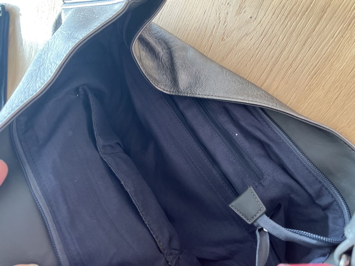 Borse da donna: Schicke Schultertasche/Handtasche grau-glanz – Usato da Steckborn venduto da Holiday66 3