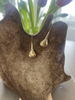 Elegante, goldige Ohrringe im Tropfen-Design