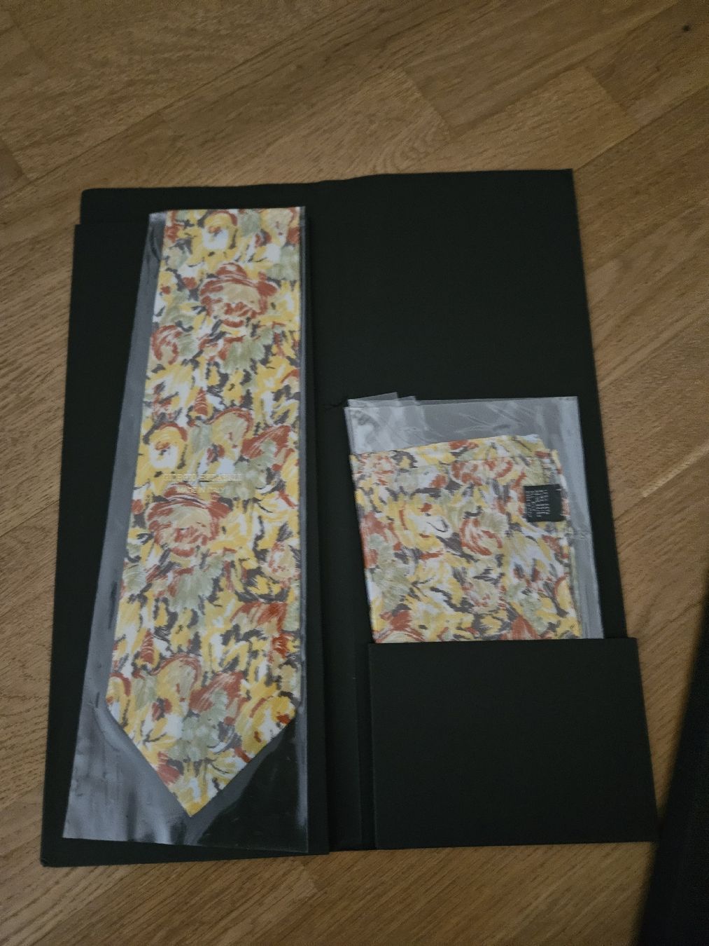 Cravates: Krawatte mit Einstecktuch Blumenmuster neu – Neuf avec emballage d'origine à Basel par fragolina08 2