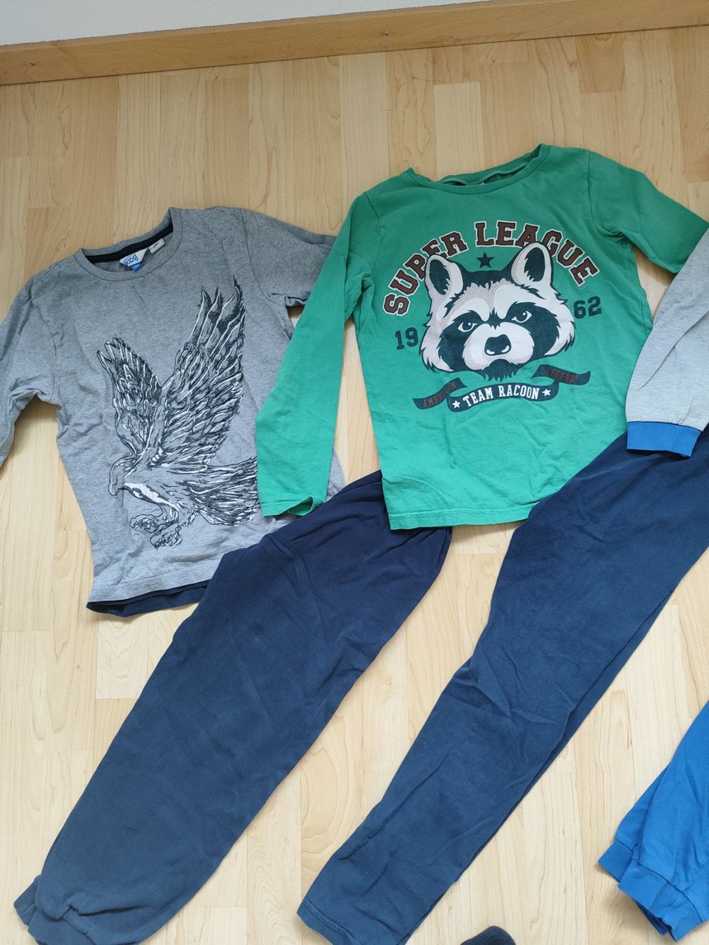 Pigiama & Simili: 3 Pyjamas Junge Gr. 128/134 – Usato da Seon venduto da Mandes1 1