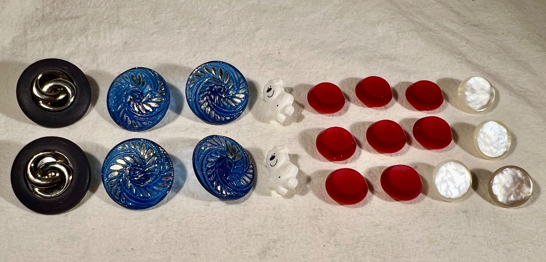 Knöpfe: Lot 24 boutons famtsisies – Gebraucht aus Genève von DELIRBEADS