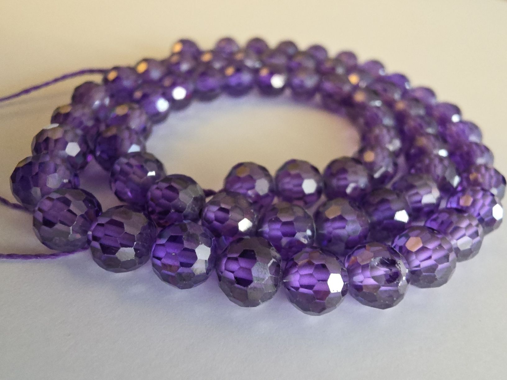 Minerali & Pietre curative: Zirkon Violett facettiert 6mm. Strang – Nuovo e nell'imballaggio originale da Menziken venduto da Mirager