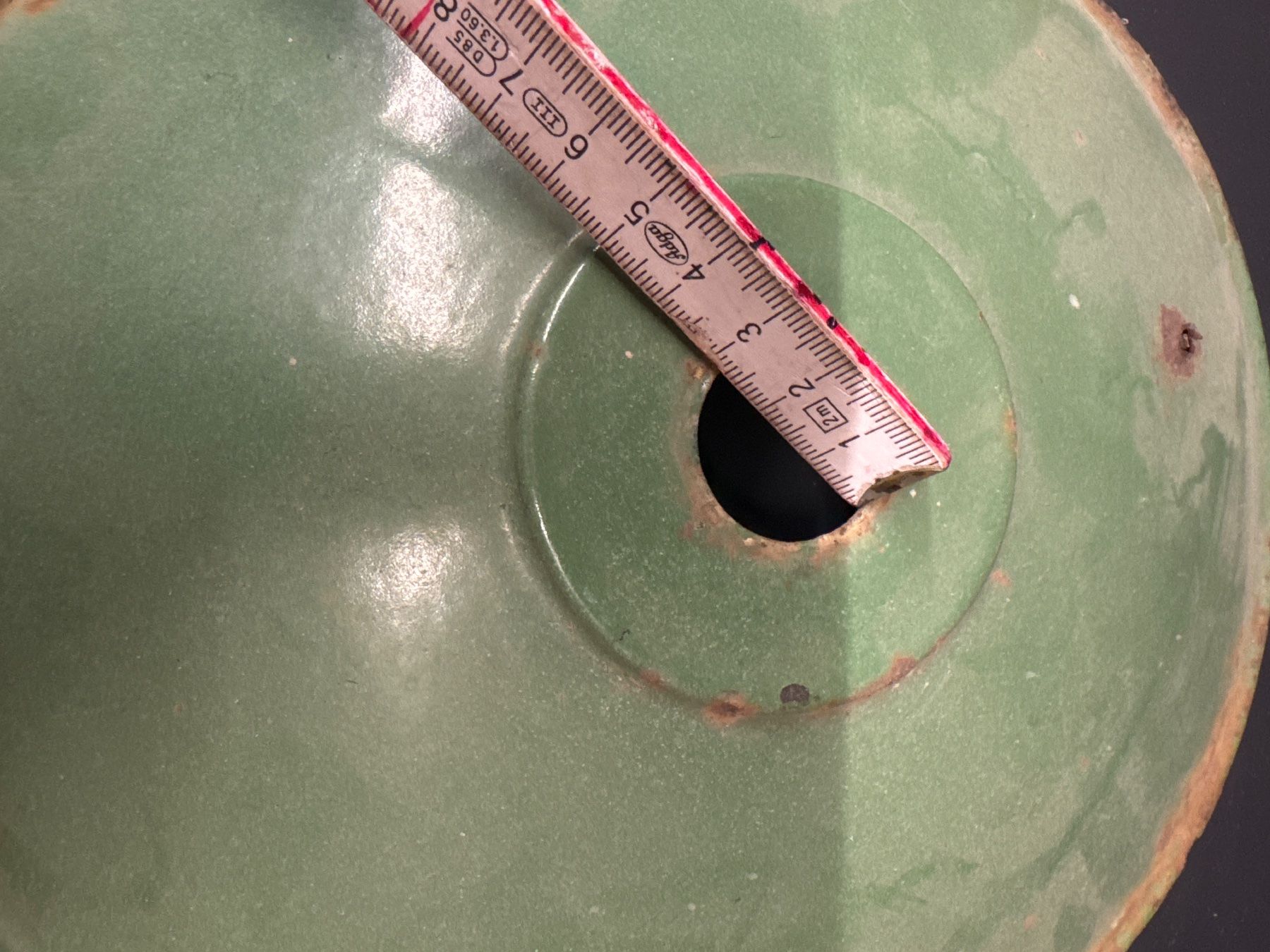 Paralumi: Lampe abat-jour vintage émaillé vert – Usato da Lajoux JU venduto da Briard0 1