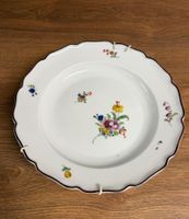 Alte Wandteller mit Blumenmuster