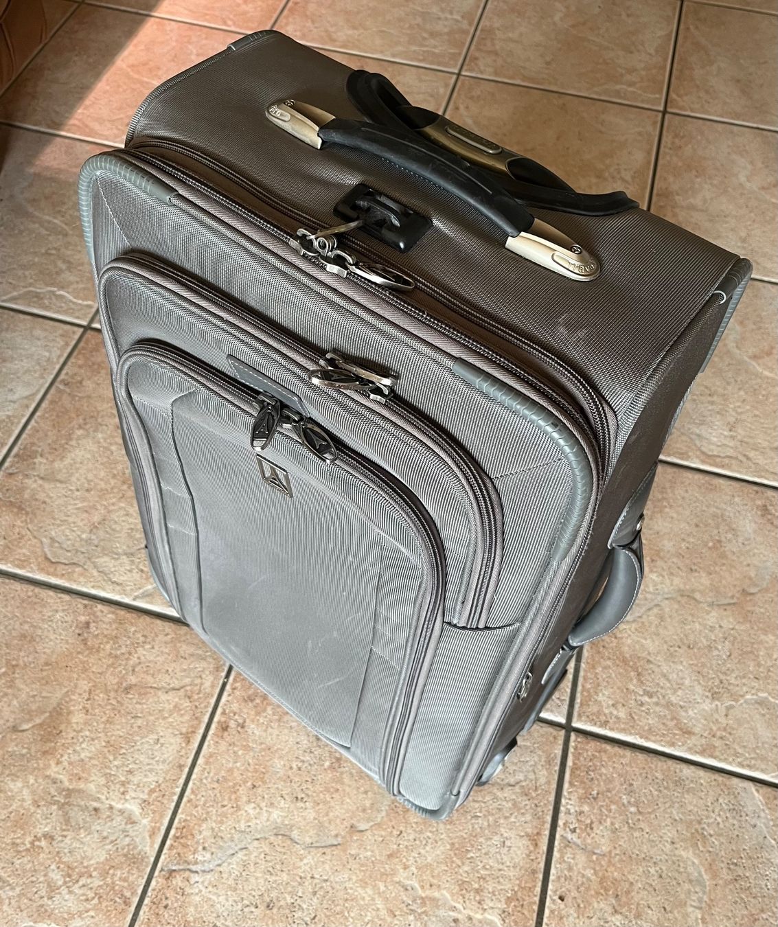 Valigie: Travelpro Rolling Suitcase – Usato da Leysin venduto da thedude3