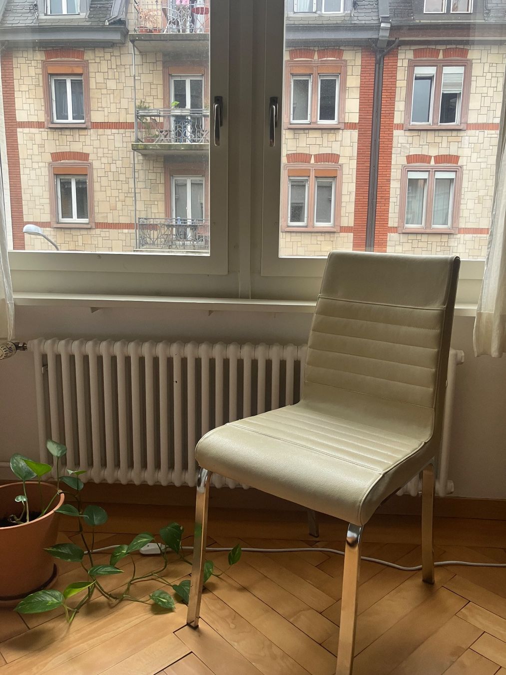 Sedie: 4 Stühle aus cremefarbenem Kunstleder – Usato da Zürich venduto da davdavDTB