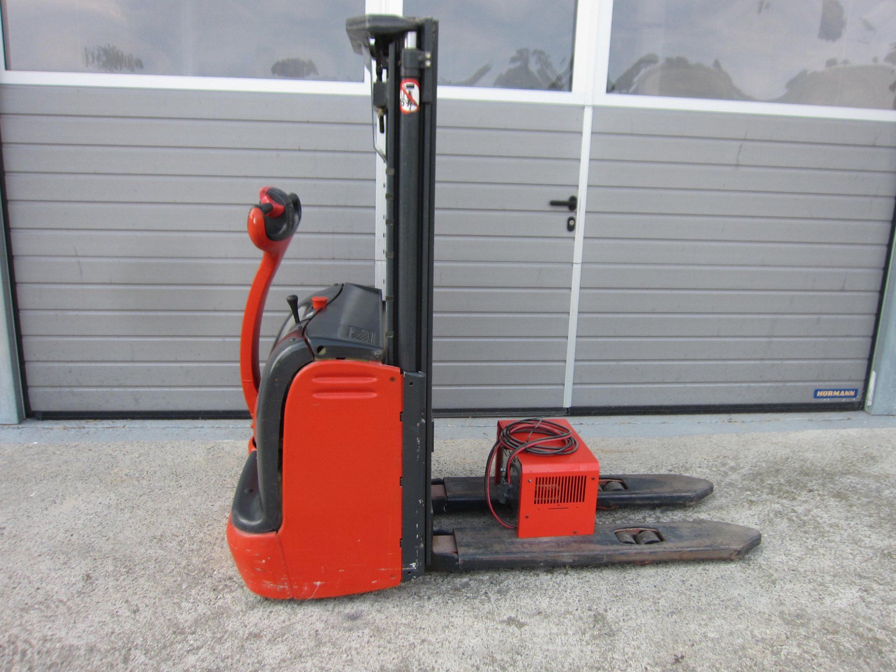Linde Gabelstapler & Hubwagen: Ameise, Deichsel-Stapler LINDE, max. 1200kg, max 2.40m – Gebraucht aus Hämikon von Hochstapler99 1