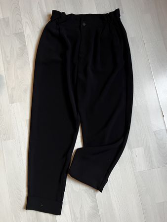 Schwarze Stoffhose mit Gummizugbund - Grösse M 