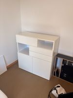 Moderne Hochkommode in Weiß – viel Stauraum – guter Zustand