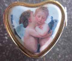 Pillendose Herzform mit Putti-Bild