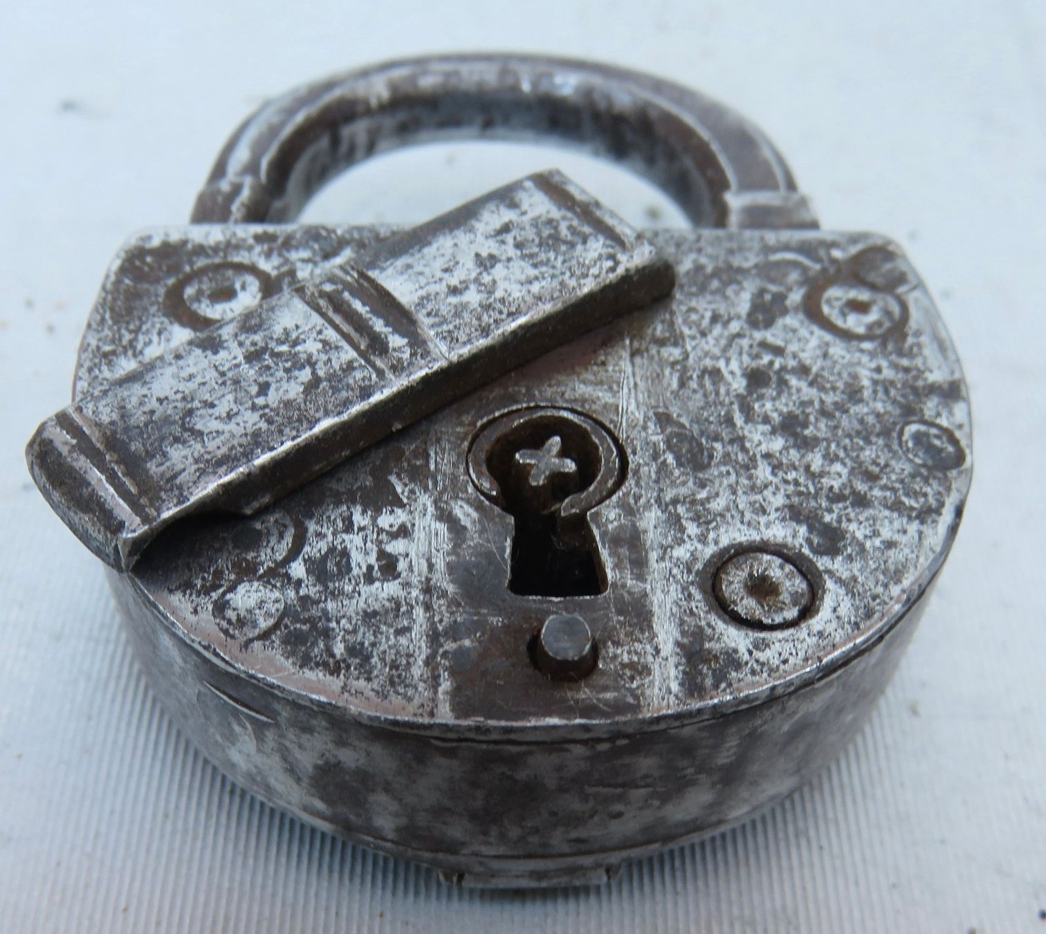 Cadenas: ANTIKES SPEZIAL VORHÄNGESCHLOSS – D'occasion à BERN par erassmusvonrotterdam 2