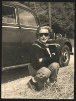 Fotografie Frau hockt vor Mercedes Benz 