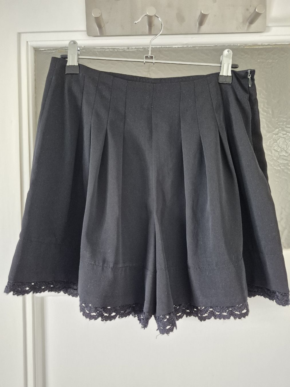Zara Pantaloni: Short noir Zara S – Usato da Lausanne venduto da claire1401