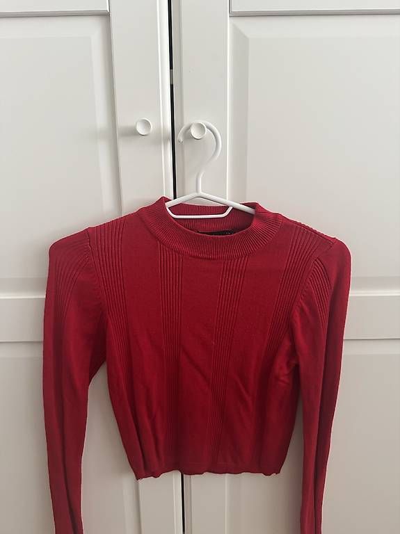 Pulls & Sweat-shirts: Stradivarius Pullover Rot  Grösse S – Neuf avec emballage d'origine à Domat/Ems par samiramia