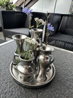 Vase (alles ein Teil) aus silberfarben Metall