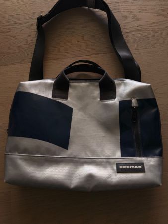 FREITAG Moss F304 Schultertasche in silber-blau