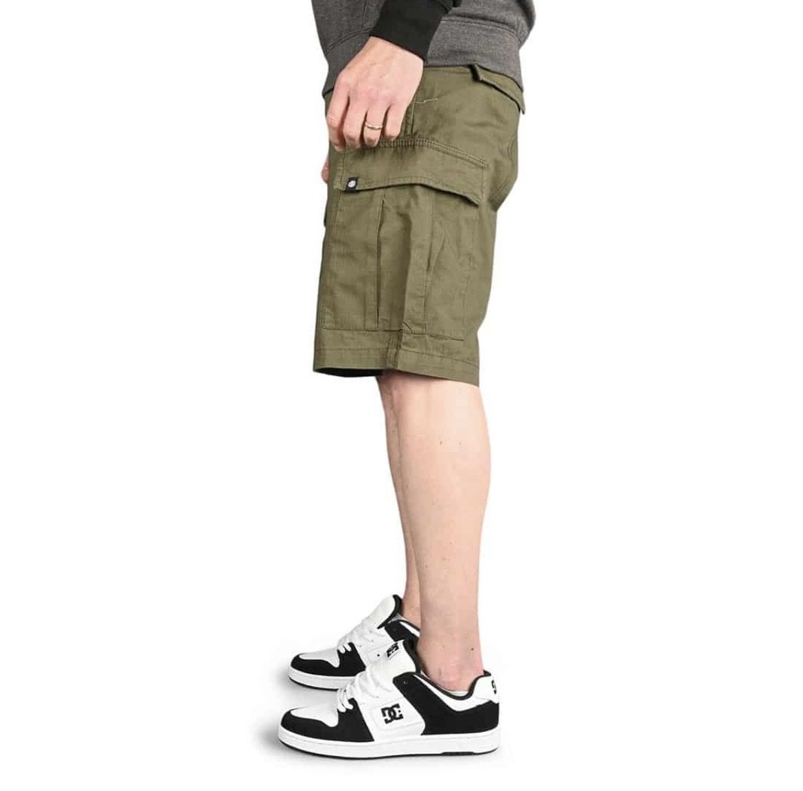 Element Pantaloni: Element cargo shorts 30 green – Usato da Cavigliano venduto da Galgio 2