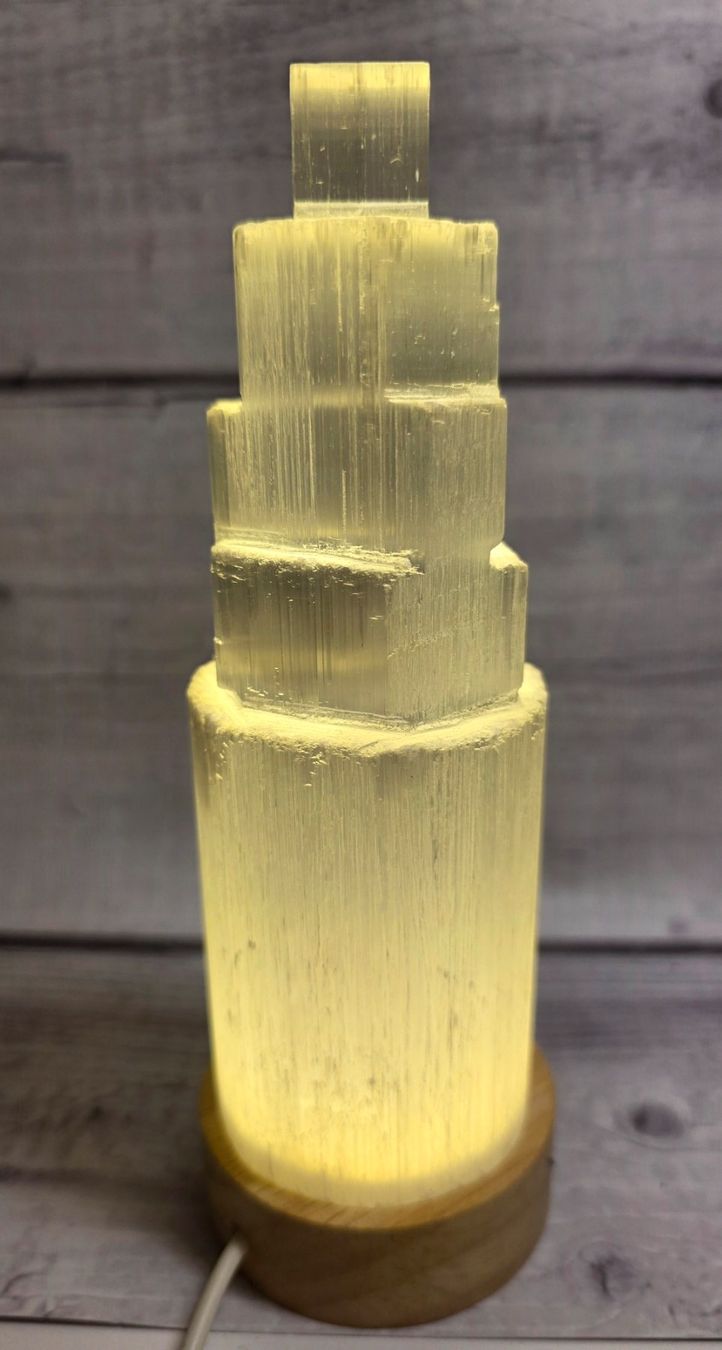 Minerali & Pietre curative: Selenit Turm auf Lichtstand 475g – Nuovo e nell'imballaggio originale da Matzingen venduto da Shay_Crystalz