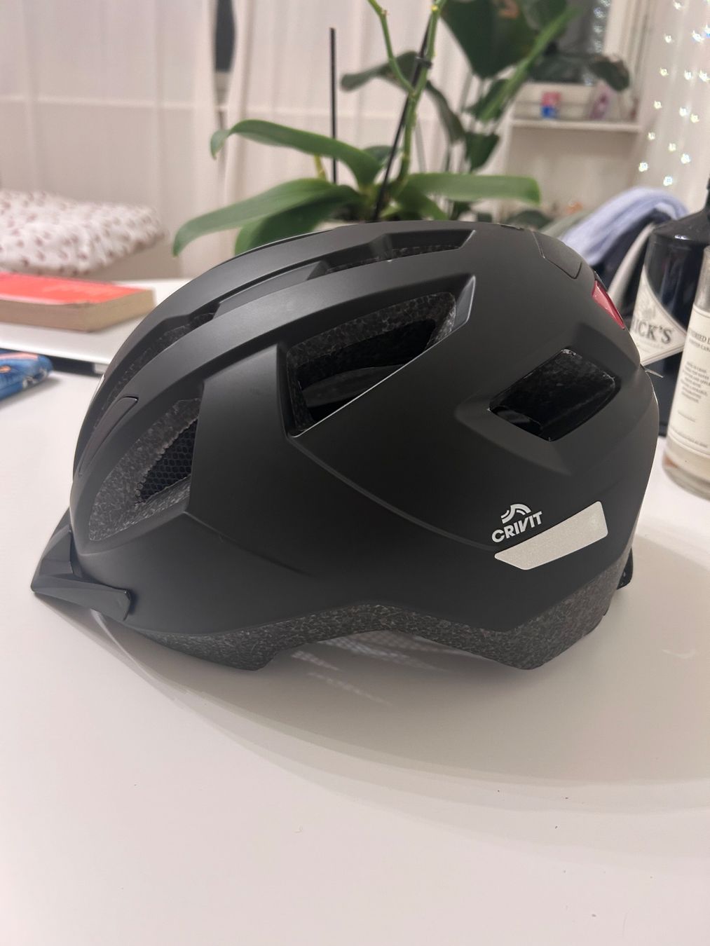 Caschi: Velohelm mit integriertem Licht – Nuovo (secondo la descrizione) da Zürich venduto da ariannapics