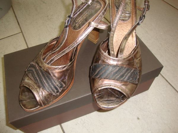 Scarpe da donna: U ROADS SOMMER PUMPS LEDER GR.40 – Usato da Rotkreuz venduto da Samballi