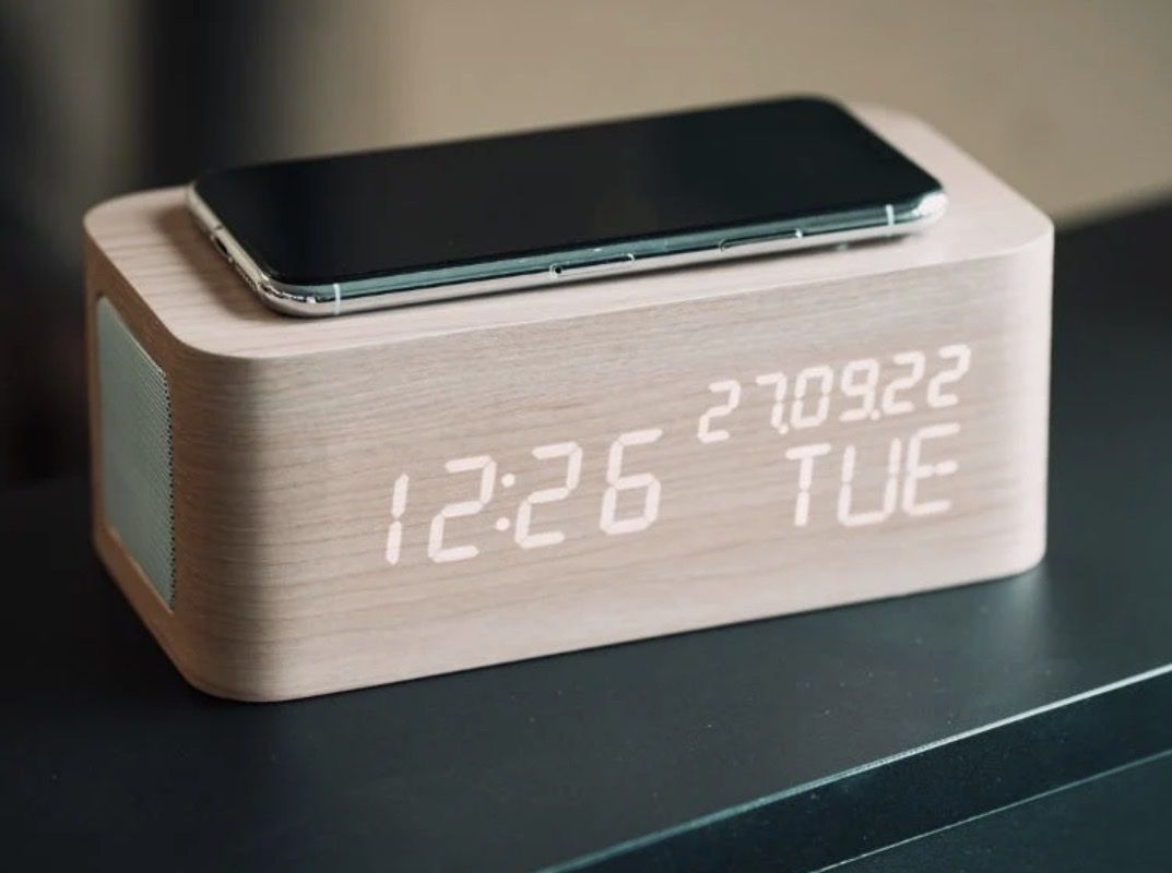 Avenwood Sveglie: Avenwood 032 Wecker mit Wireless Charging & Bluetooth – Usato da Zürich venduto da Dise 1