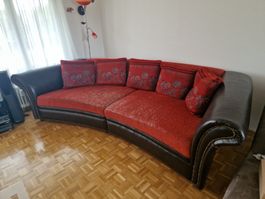 Sofa mit Kissen rot/braun, Zustand gebraucht