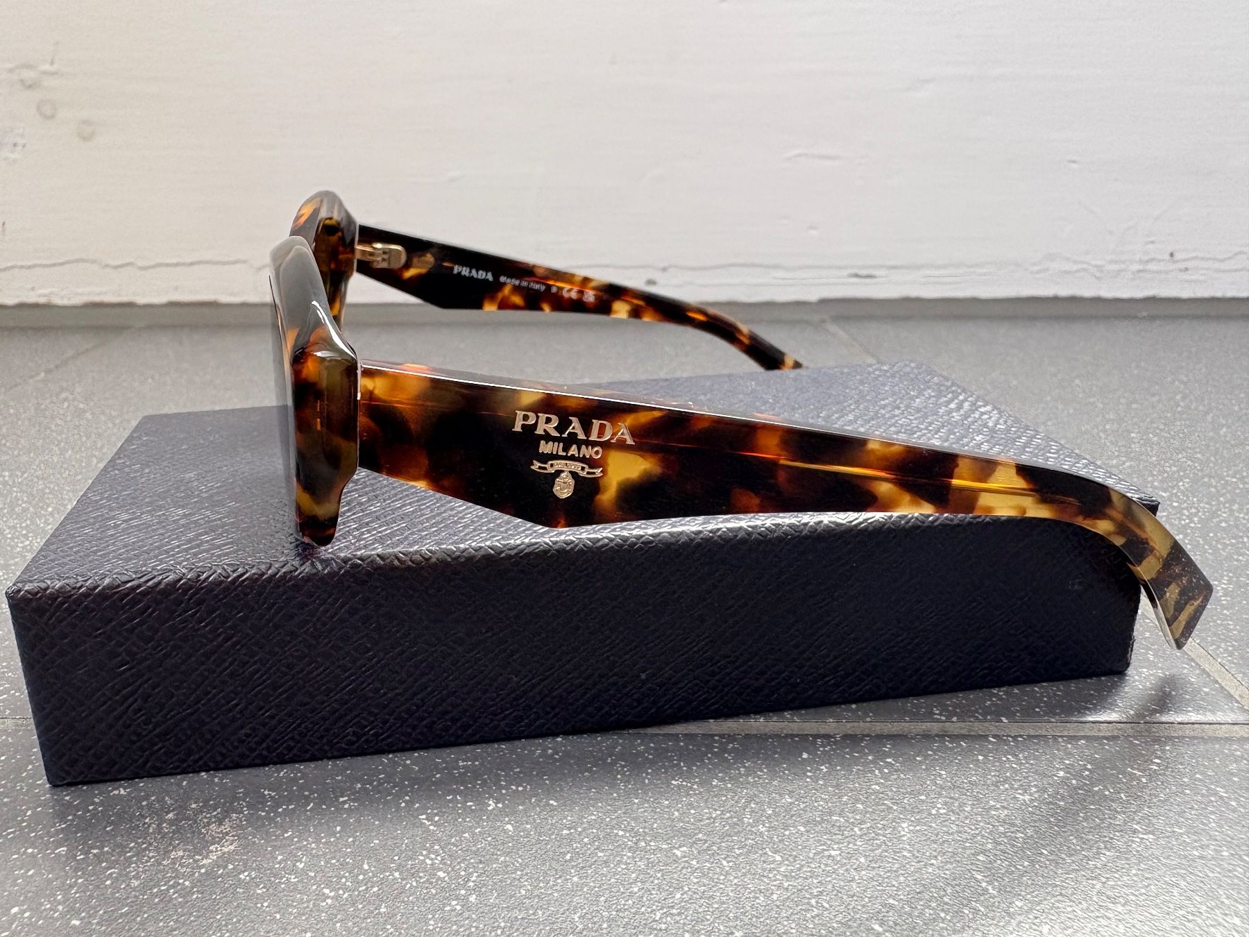 Prada Occhiali & Lenti: Prada Sonnenbrille – Nuovo (secondo la descrizione) da Biel/Bienne venduto da ayyahaga 1
