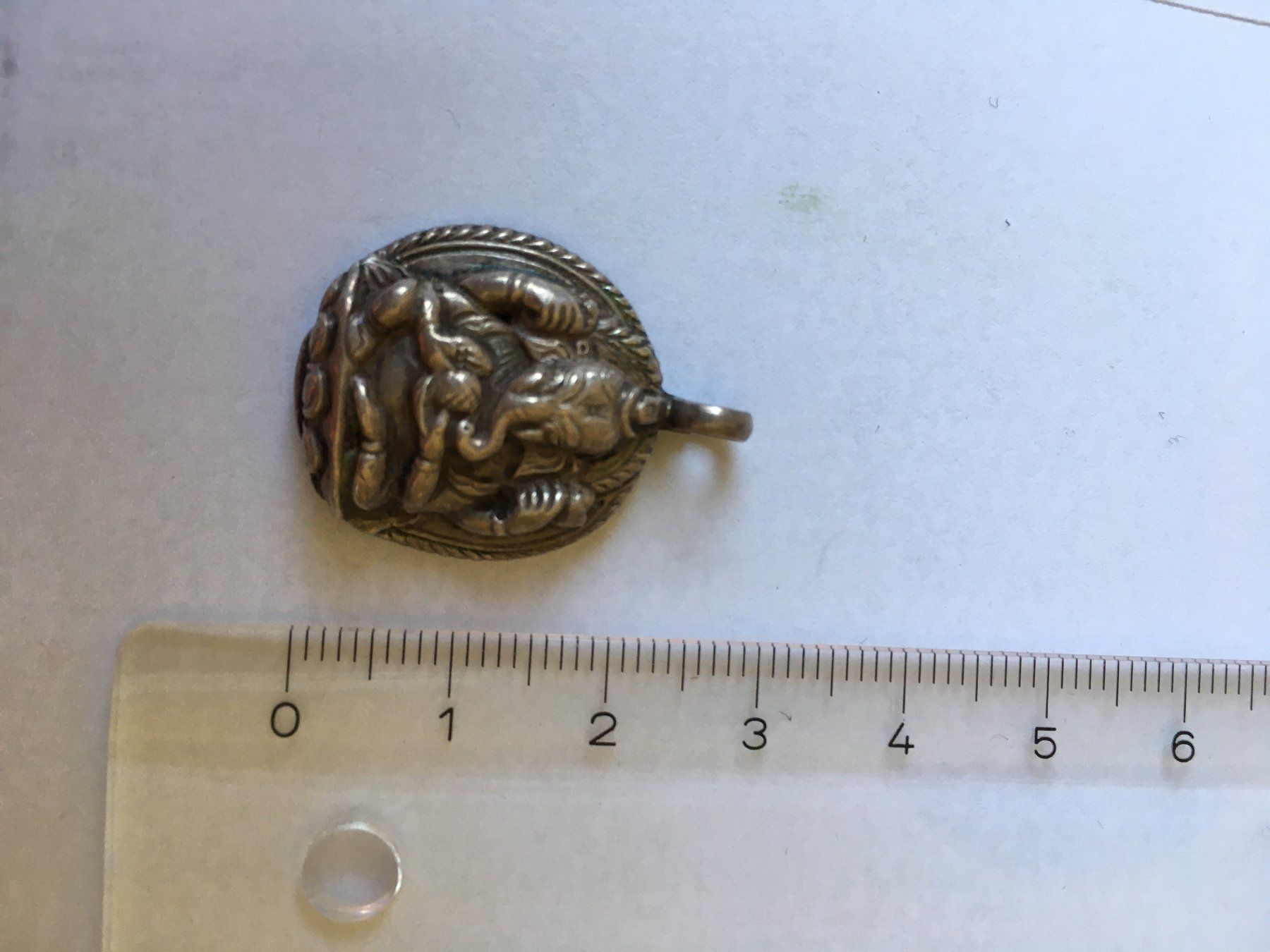 Ciondoli: pendentif rond motif éléphant – Usato da troinex venduto da brumematinale 3