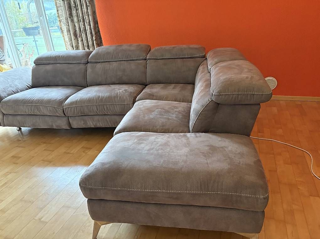 Sofas: Modernes Ecksofa mit Relaxfunktion Top Zustand! 1 jährig  – D'occasion à Oberweningen par gta_kl5b 2
