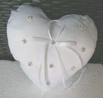 Neu Hochzeit elegantes Ringkissen Herzform weiss
