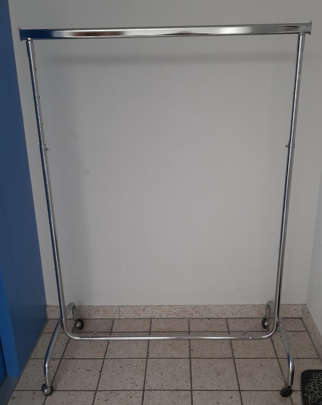 Altro in Decorazioni & Accessori: Kleiderständer Chrom mit Rollen, stabil und klappbar. – Usato da Hochdorf venduto da Amazone0 1
