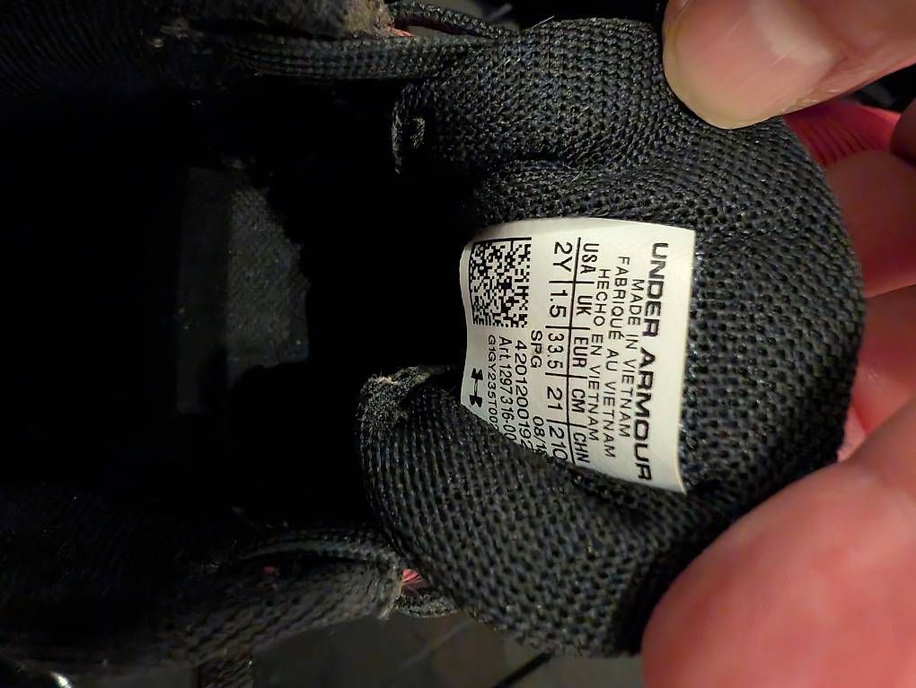 Scarpe per ragazzi: Baseball Cleats Under Armour pink Gr. 33.5 – Usato da Buchrain venduto da waiheke2 1