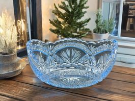 Art-déco-Glasschale aus gepresstem blauem Glas