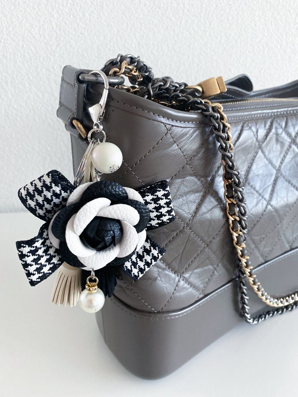 Borse da donna: Kamelie Taschenanhänger schwarz weiss – Nuovo e nell'imballaggio originale da Kriens venduto da hannaandkiko 3