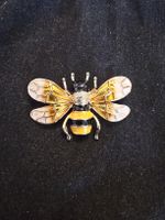 Broche émaillée style Gucci en métal plaqué or. 
