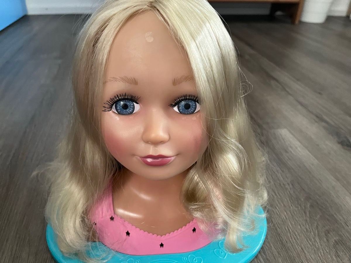 Puppen: Frisierpuppe mit 4 Haargummis und einem Haarsträhl – Gebraucht aus Brittnau von  4
